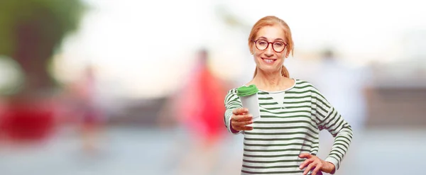 Mulher Bonita Sênior Com Café Take Away — Fotografia de Stock