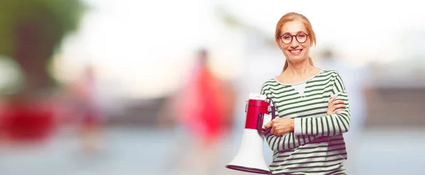 Mulher Bonita Sênior Com Megafone — Fotografia de Stock