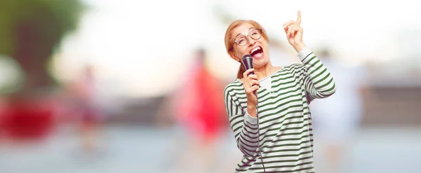 Wanita Cantik Senior Dengan Mikrofon — Stok Foto