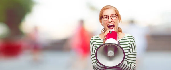 Senior Mooie Vrouw Met Een Megafoon — Stockfoto