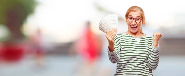 Senior Hermosa Mujer Paga Compra Concepto Dinero — Foto de Stock