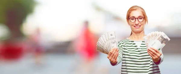 Senior Hermosa Mujer Paga Compra Concepto Dinero — Foto de Stock