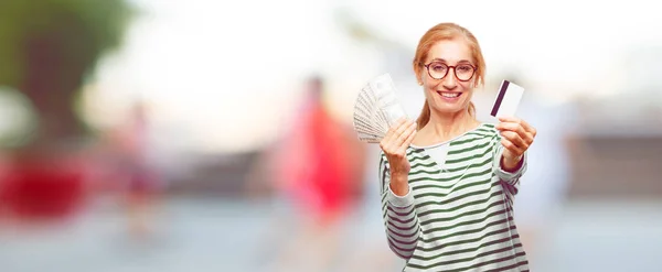 Äldre Vacker Kvinna Betala Att Köpa Eller Pengar Koncept — Stockfoto