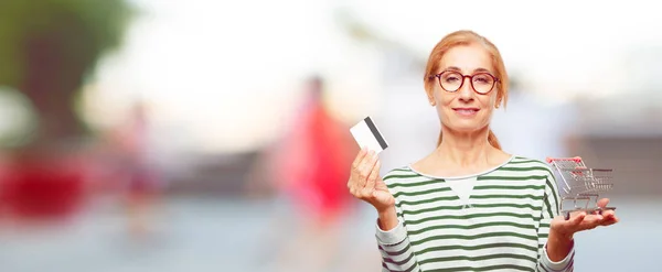 Äldre Vacker Kvinna Betala Att Köpa Eller Pengar Koncept — Stockfoto