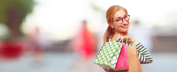 Senior Hermosa Mujer Con Bolsas Compras —  Fotos de Stock