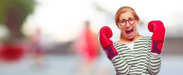 Senior Mooie Vrouw Dragen Van Bokshandschoenen — Stockfoto