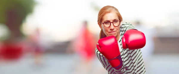 Senior Hermosa Mujer Usando Guantes Boxeo —  Fotos de Stock