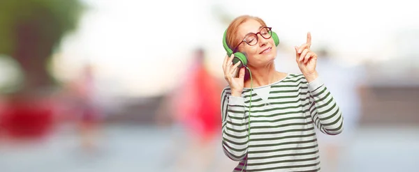 Senior Hermosa Mujer Escuchando Música Con Auricular — Foto de Stock