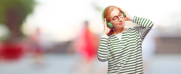 Seniorin Hört Musik Mit Kopfhörer — Stockfoto