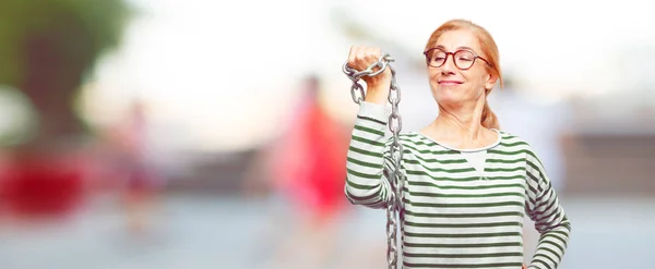 Mujer Mayor Hermosa Con Una Cadena Concepto Libertad —  Fotos de Stock