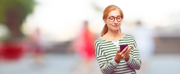 Senior Schöne Frau Mit Einem Smarten Touchscreen Telefon — Stockfoto