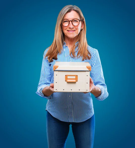 Senior Schöne Frau Mit Einem Vintage Box — Stockfoto