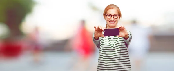 Senior Belle Femme Avec Téléphone Écran Tactile Intelligent — Photo