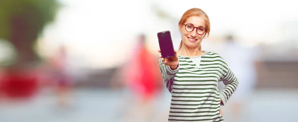 Mulher Bonita Sênior Com Telefone Inteligente Tela Sensível Toque — Fotografia de Stock