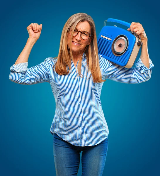 Senior Schöne Frau Mit Einem Vintage Radio — Stockfoto