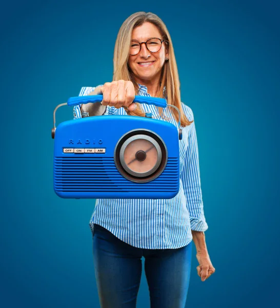 Mujer Hermosa Senior Con Una Radio Vintage — Foto de Stock