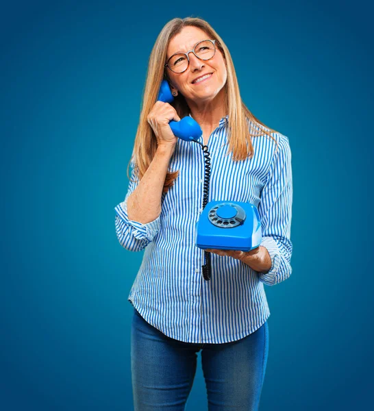 Senior Mooie Vrouw Met Een Vintage Telefoon — Stockfoto