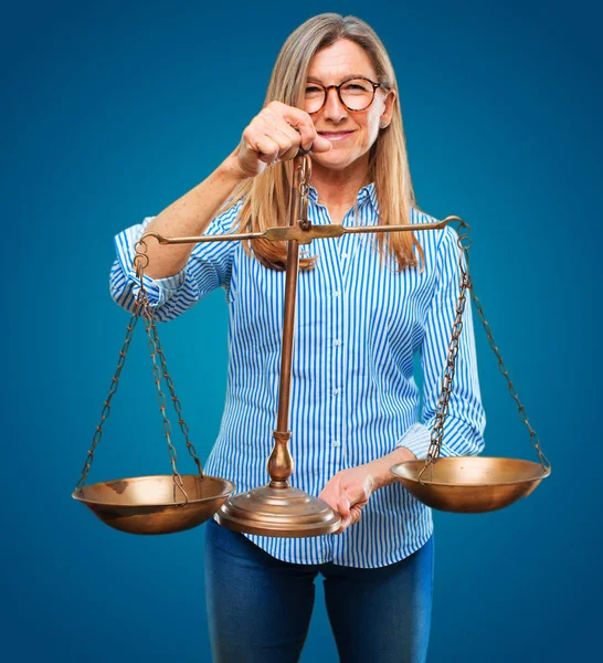 Mujer Hermosa Mayor Con Equilibrio Justicia Escala — Foto de Stock