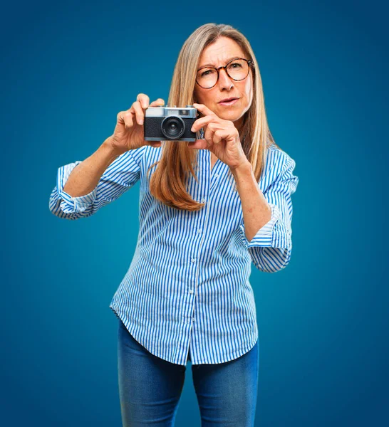 Senior Beautiful Woman Vintage Camera — Stock Photo, Image