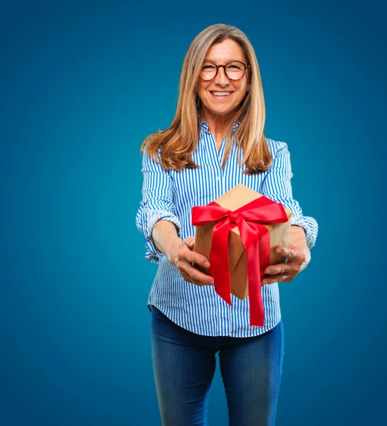 Mujer Hermosa Senior Con Concepto Caja Regalo —  Fotos de Stock