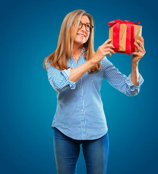 Äldre Vacker Kvinna Med Present Box Koncept — Stockfoto