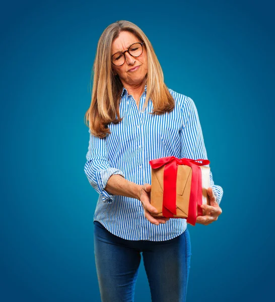 Anziana Bella Donna Con Concetto Scatola Regalo — Foto Stock