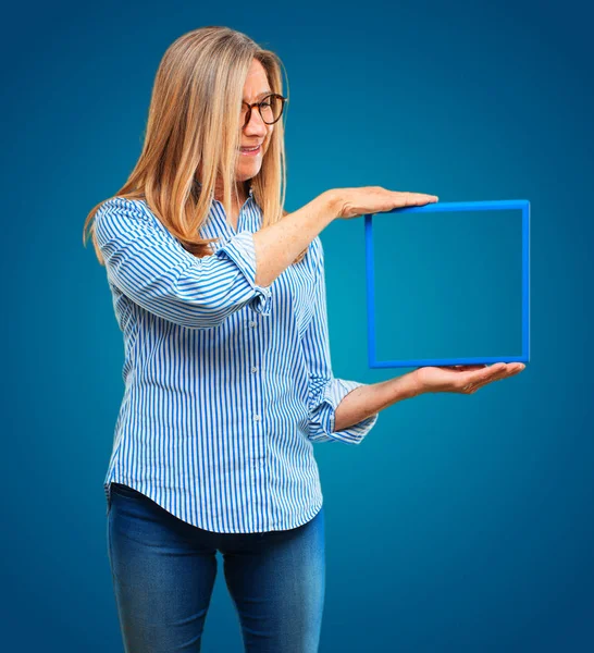 Senior Schöne Frau Mit Einem Rahmen — Stockfoto