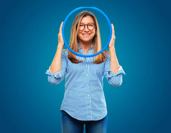 Senior Schöne Frau Mit Einem Rahmen — Stockfoto