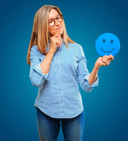 Senior Hermosa Mujer Con Emoticono Sonriente — Foto de Stock