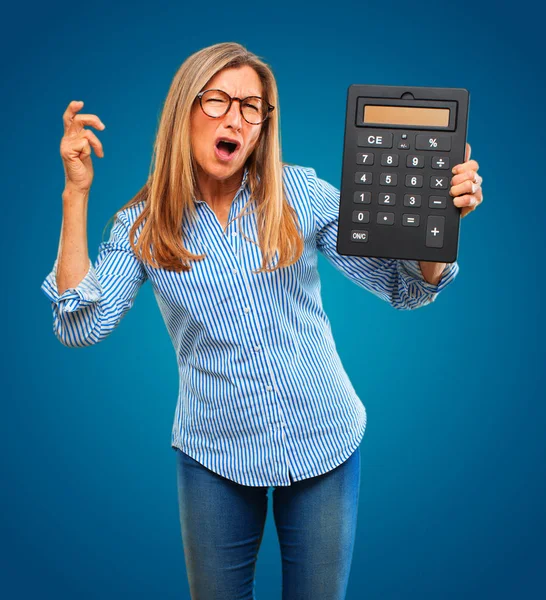 Senior Mooie Vrouw Met Een Rekenmachine — Stockfoto