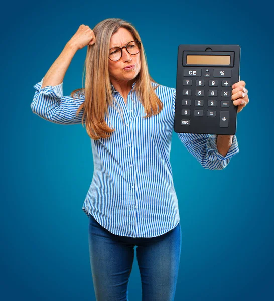 Mulher Bonita Sênior Com Uma Calculadora — Fotografia de Stock