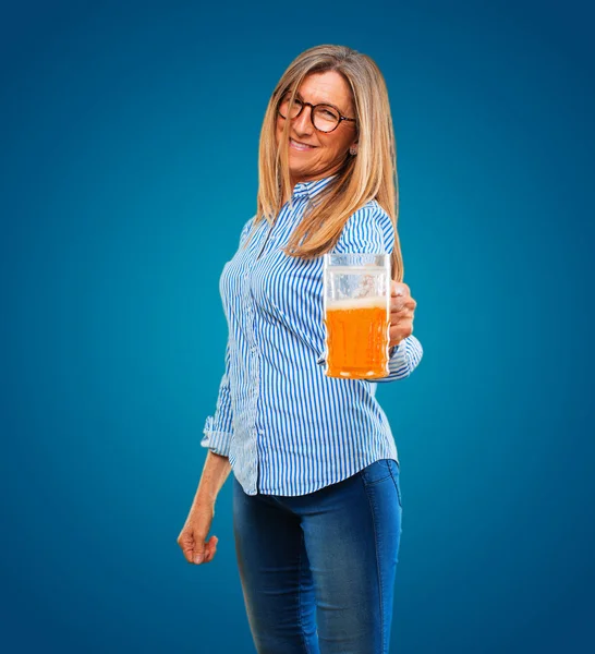 Senior Schöne Frau Bei Einem Bier — Stockfoto