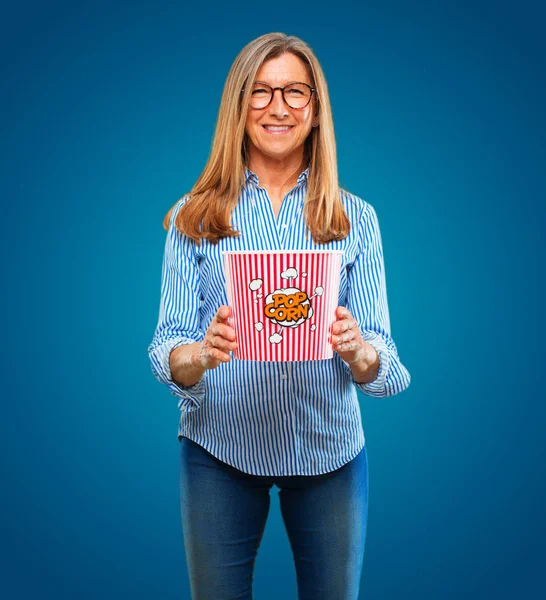 Senior Schöne Frau Mit Einem Popcorn Eimer — Stockfoto