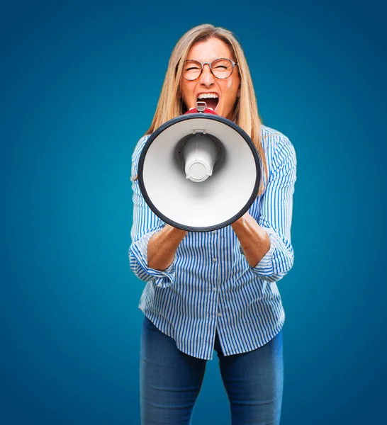 Mulher Bonita Sênior Com Megafone — Fotografia de Stock