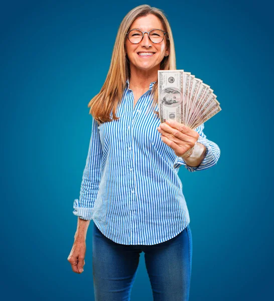 Senior Hermosa Mujer Paga Compra Concepto Dinero — Foto de Stock