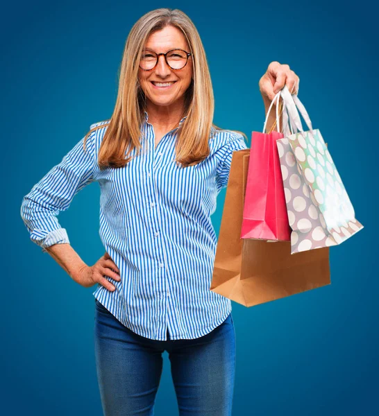 Senior Hermosa Mujer Con Bolsas Compras —  Fotos de Stock