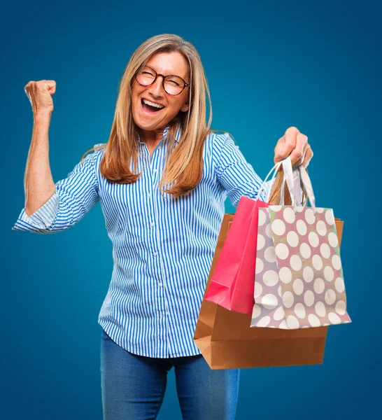 Senior Hermosa Mujer Con Bolsas Compras —  Fotos de Stock