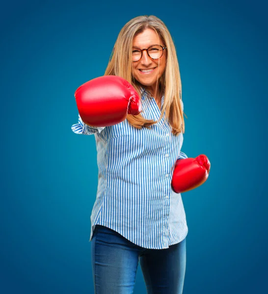 Senior Hermosa Mujer Usando Guantes Boxeo — Foto de Stock