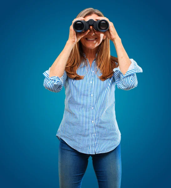 Äldre Vacker Kvinna Med Kikare — Stockfoto