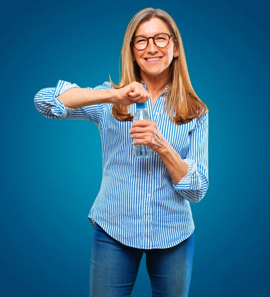 Senior Schöne Frau Wasserflasche — Stockfoto