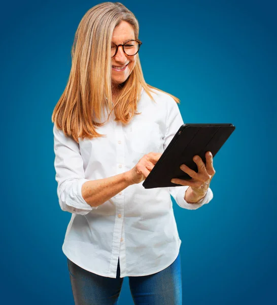 Mulher Bonita Sênior Com Tablet Tela Sensível Toque — Fotografia de Stock