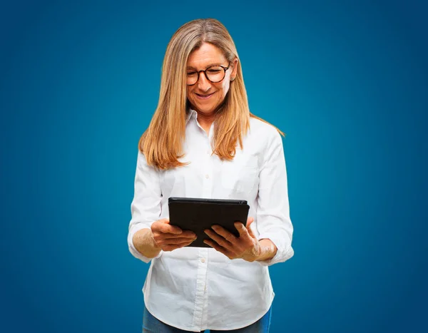 Senior Schöne Frau Mit Einem Touchscreen Tablet — Stockfoto