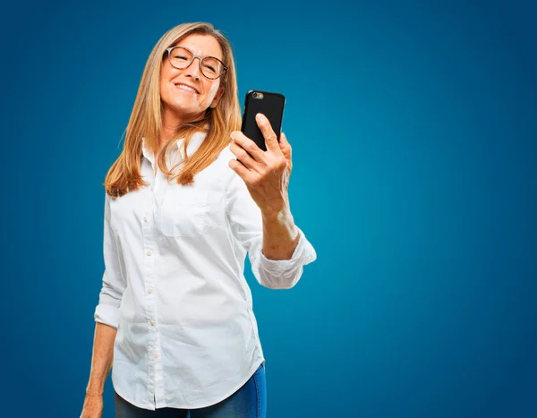 Mujer Hermosa Senior Con Teléfono Pantalla Táctil Inteligente — Foto de Stock