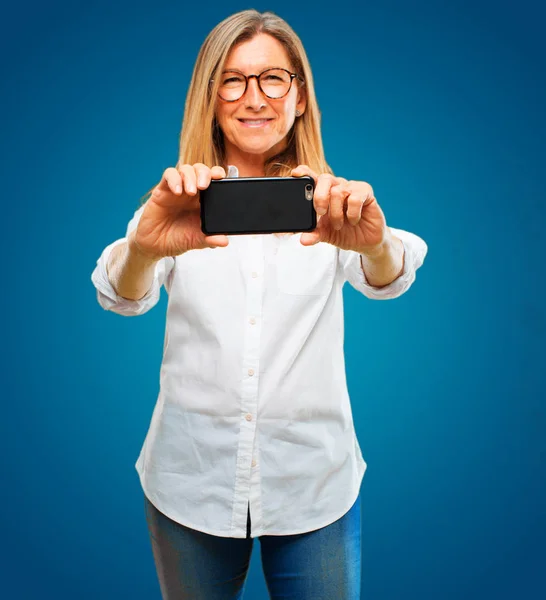 Starszy Piękna Kobieta Telefon Ekranem Smart Touch — Zdjęcie stockowe
