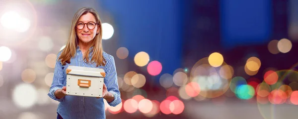 Senior Schöne Frau Mit Einem Vintage Box — Stockfoto