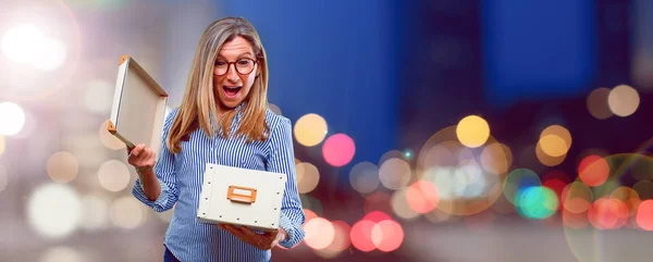 Senior Schöne Frau Mit Einem Vintage Box — Stockfoto