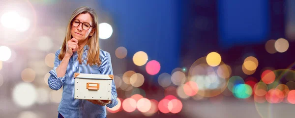 Mujer Hermosa Senior Con Una Caja Vintage — Foto de Stock