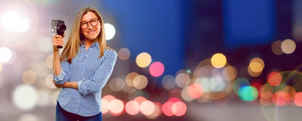 高级美丽的女人与老式电影院相机 — 图库照片