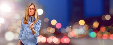 bir büyüteç ile üst düzey güzel kadın