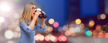 dürbün ile üst düzey güzel kadın